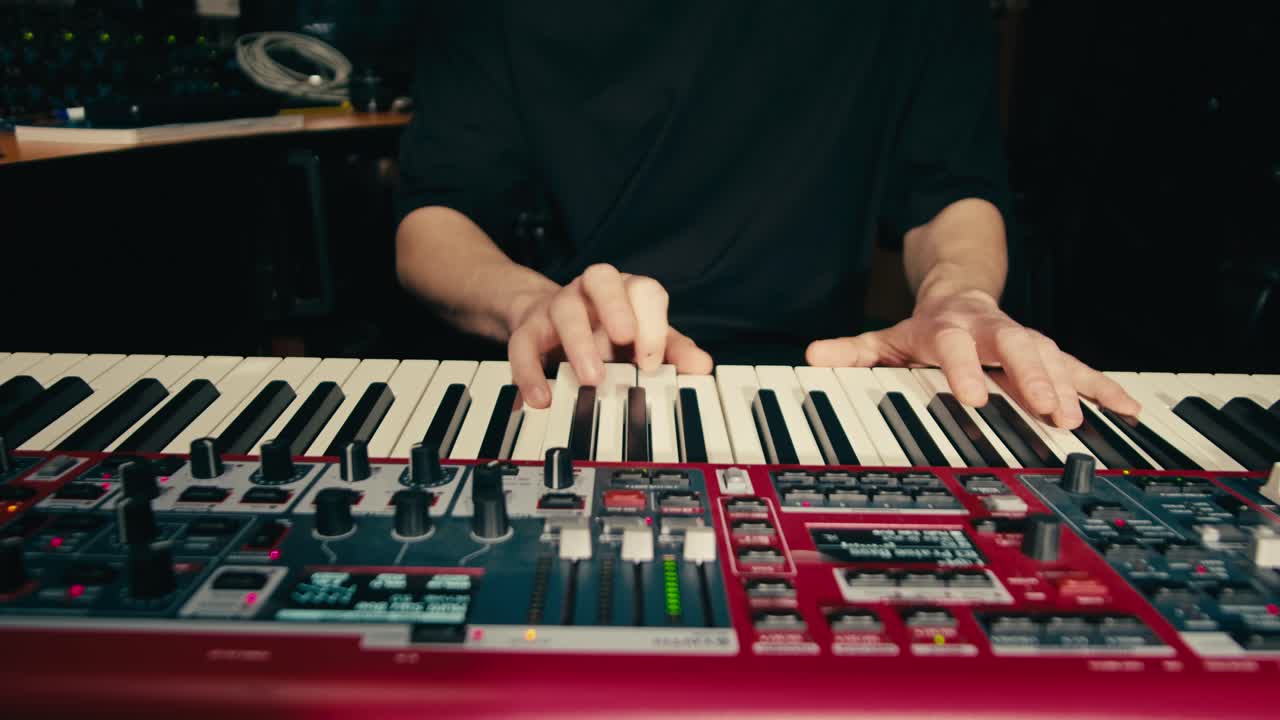 키보드 연주자의 손이 클로즈업으로 음악을 연주하고, 스튜디오, 리허설, 신디사이저에서 매크로를 연주하고 있다.