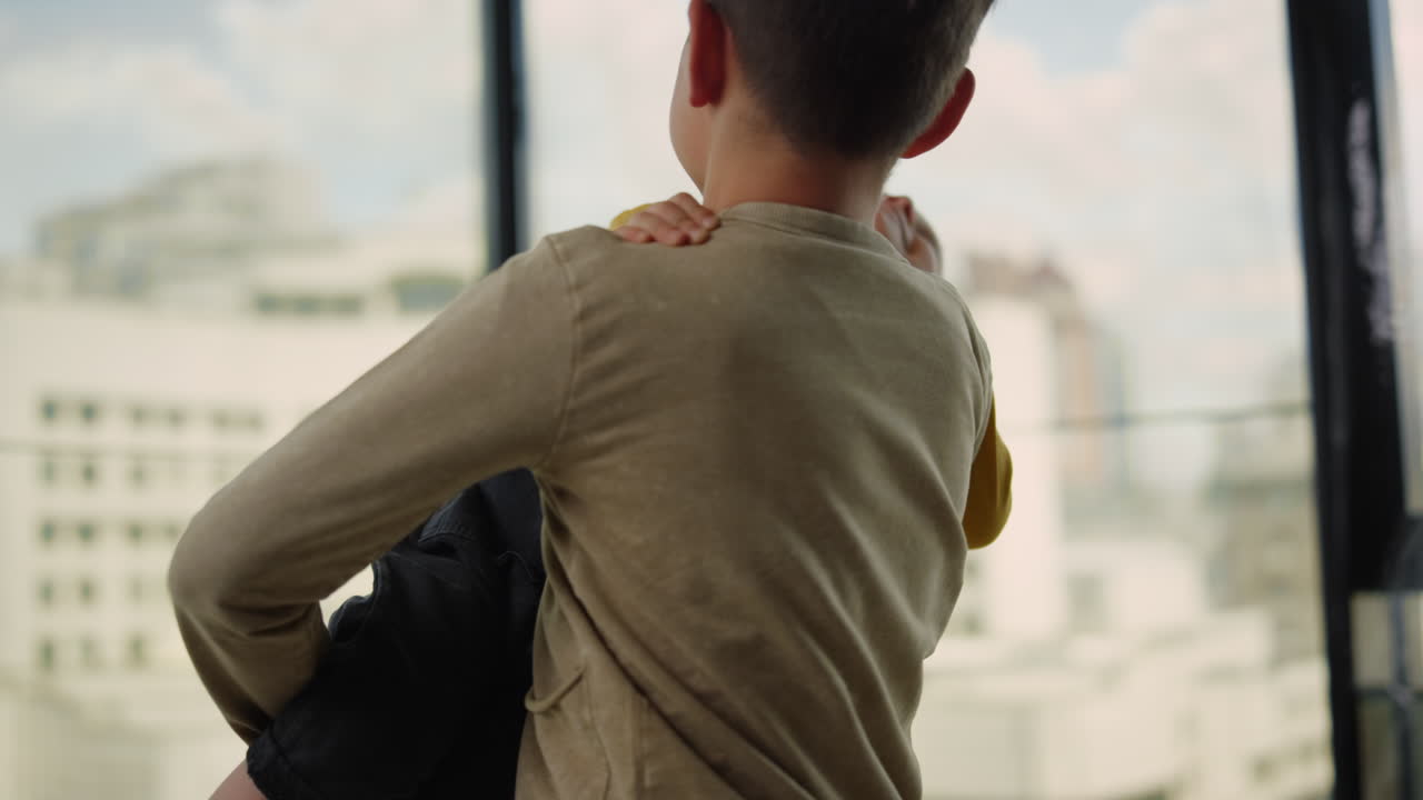 행복한 형제들은 집에서 시간을 보내고 있습니다.