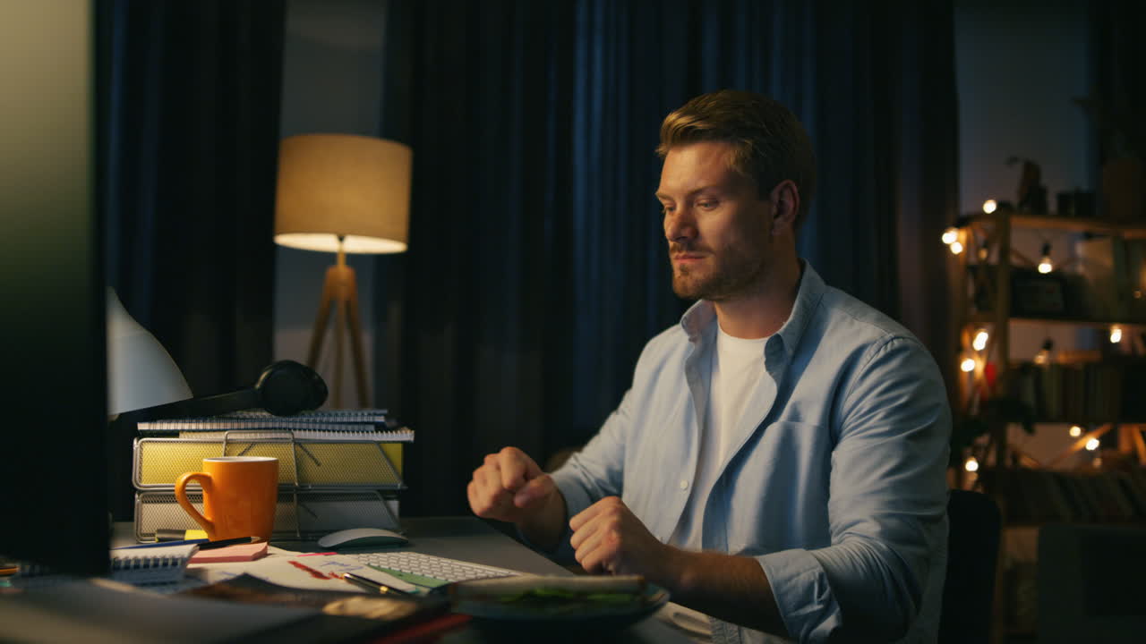 hombre enojado discutiendo computadora noche en casa primer plano. chico gritando viendo la pantalla