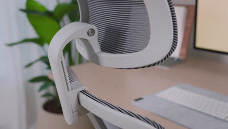 oficina en casa equipada con silla, mesa y computadora de escritorio