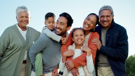 Glücklich,-Die-Natur-Und-Die-Große-Familie-Umarmend