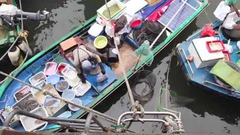 Fischer,-Der-Frische-Meeresfrüchte-Auf-Dem-Boot-Verkauft