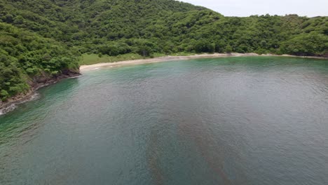 Pequeña-Playa-De-La-Selva-Con-Montaña