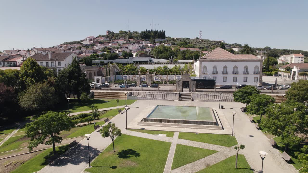 Giardino comunale vuoto di Castelo Branco in una giornata di sole, Portogallo
