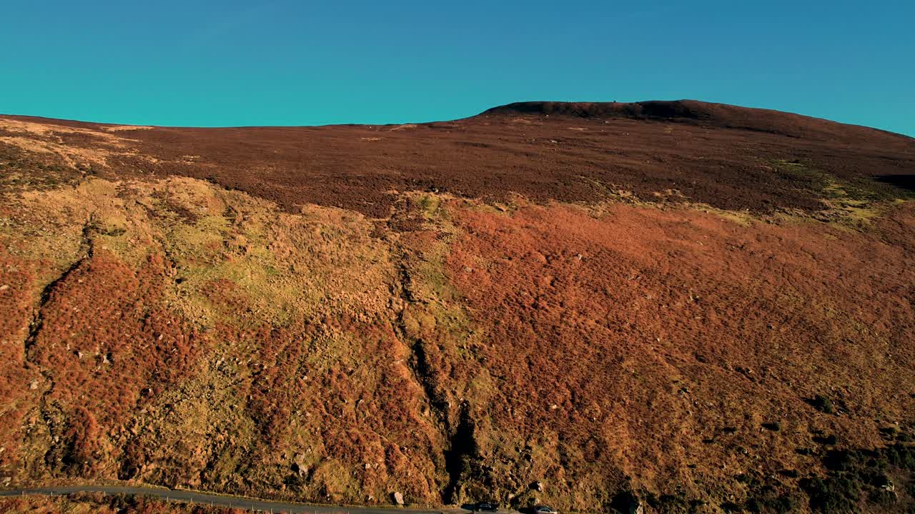 un video de drones de empuje hacia adelante de la montaña wicklow scarr cerca de laragh en glendalough irlanda que muestra las pistas de agua secas de la escorrentía bajo una fuerte lluvia cerca de la cascada glenmacnass cerca de r115