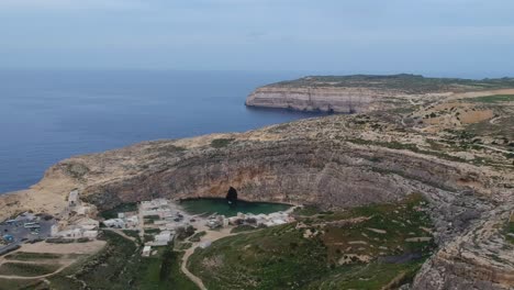 vuelo aéreo a lo largo del acantilado del océano de la cueva rocosa