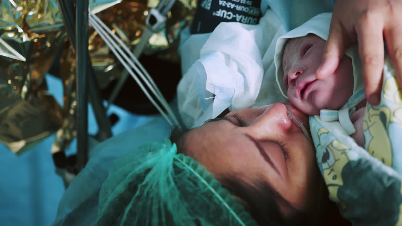 madre con el recién nacido en el hospital