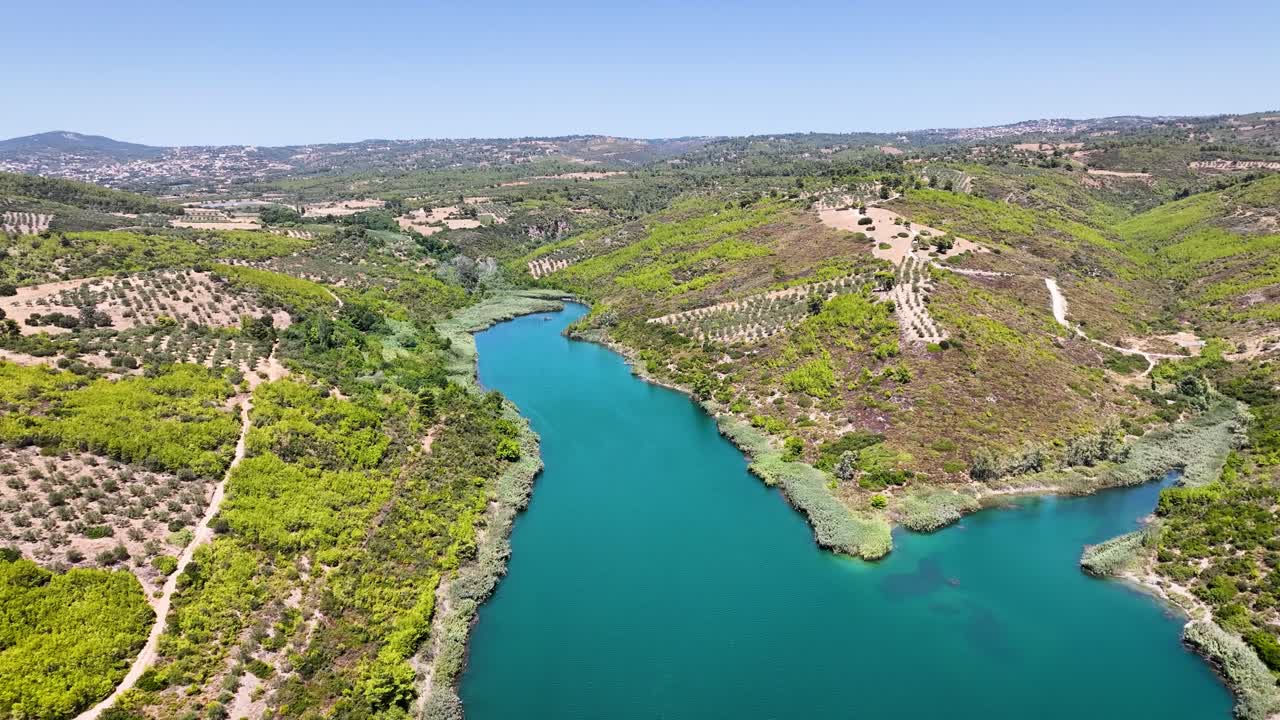 Volo di drone sul lago di Maratona, Grecia