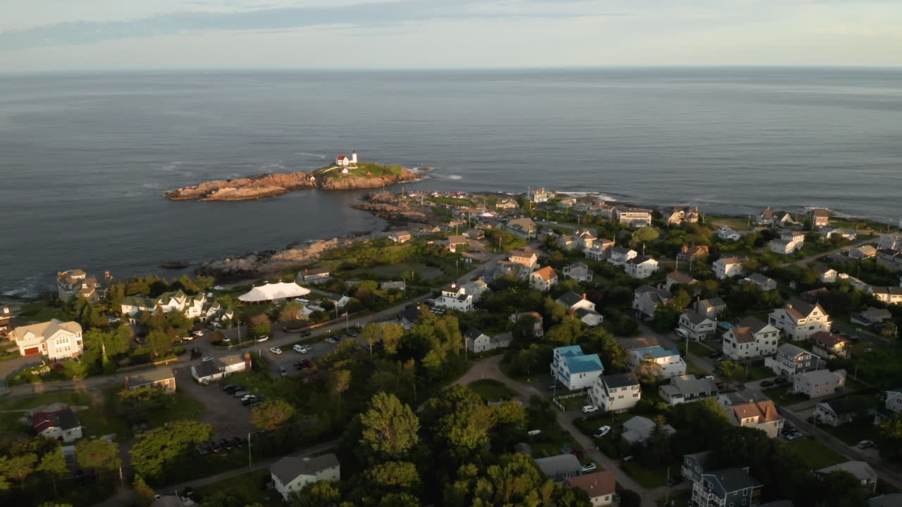 amplia toma aérea del faro de cabo neddick y nubble en maine al atardecer
