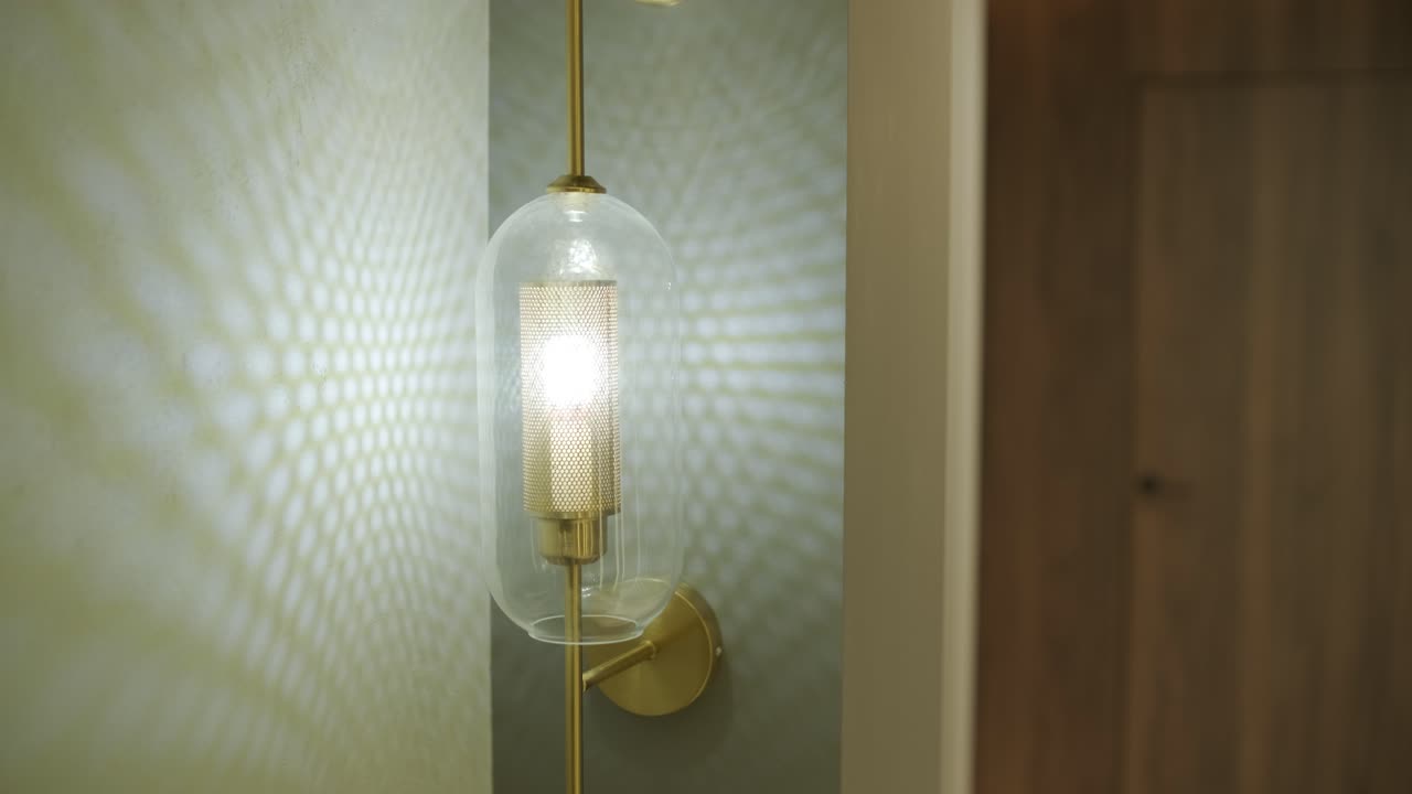 세련되고 우아한 미니멀리즘 가정 인테리어는 깨한 선, 중립적인 색상, 따뜻한 주변 조명을 특징으로하며, 아하고 현대적인 분위기를 만니다.