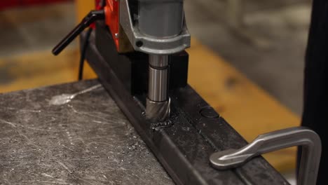 mo oleado meticuloso lento de una máquina de fresado perforación de agujero en pieza de metal