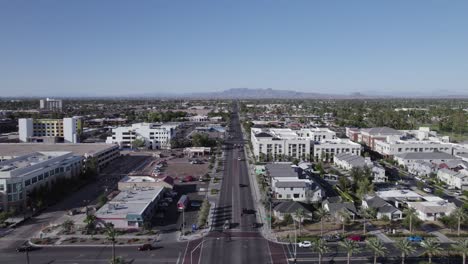 Toma-Aérea-De-Una-Concurrida-Calle-De-La-Ciudad-En-Mesa,-Arizona