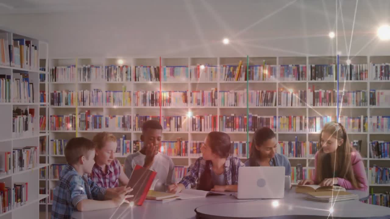 학생 들 이 책 과 노트북 을 통해 서로 상호 작용 하고 있다