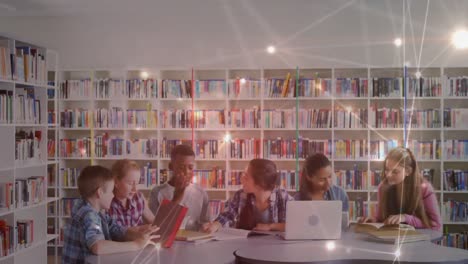 estudiantes interactuando juntos a través de libros y portátiles
