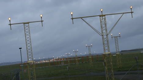 avión aterrizando en el aeropuerto de sydney, australia, en un clima gris tormentoso, filmado en 4k de alta resolución