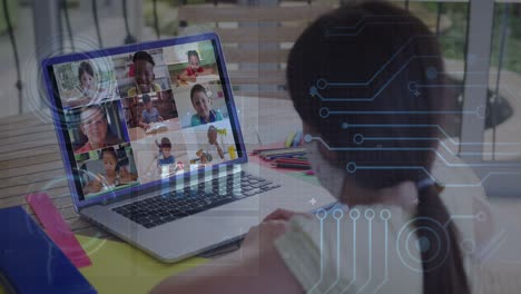 animación de procesamiento de datos con una chica caucásica haciendo una videollamada escolar