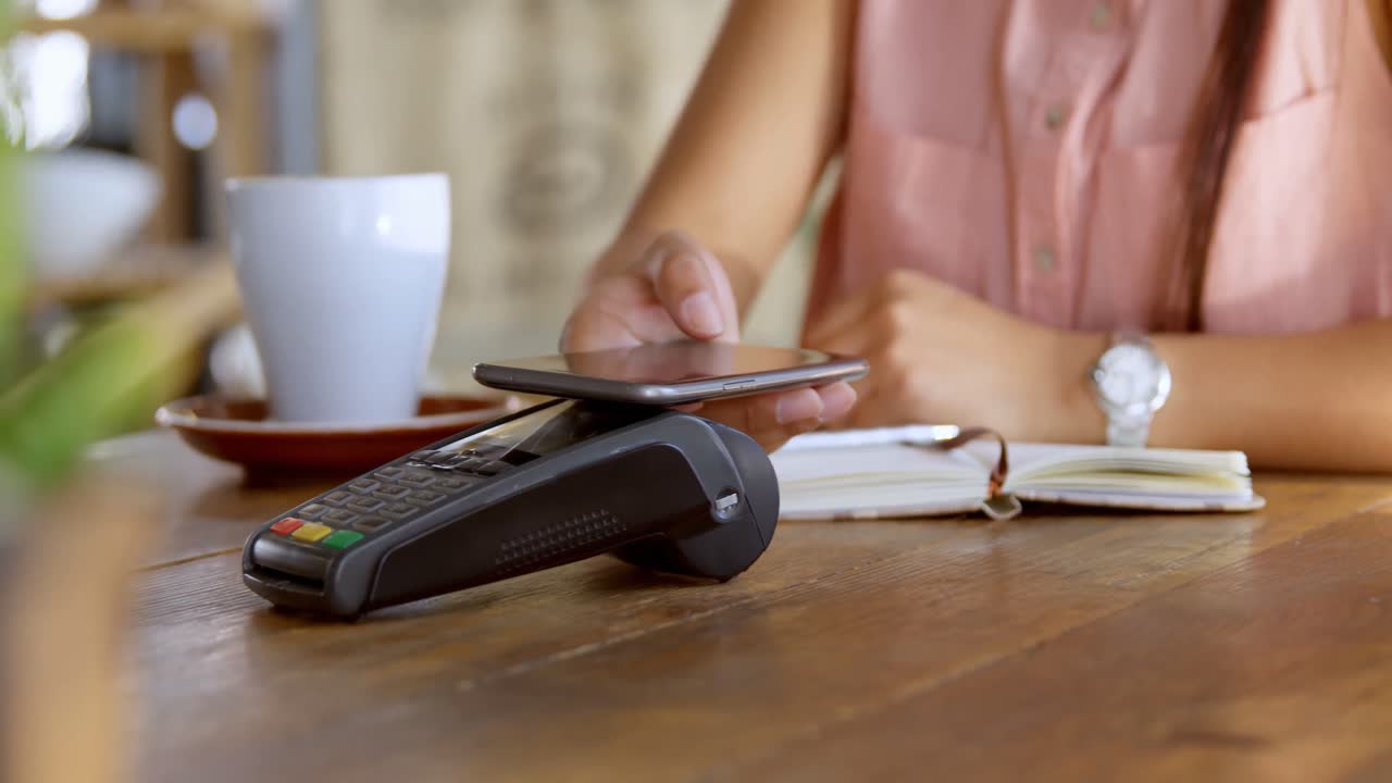 chica adolescente haciendo el pago a través de nfc 4k