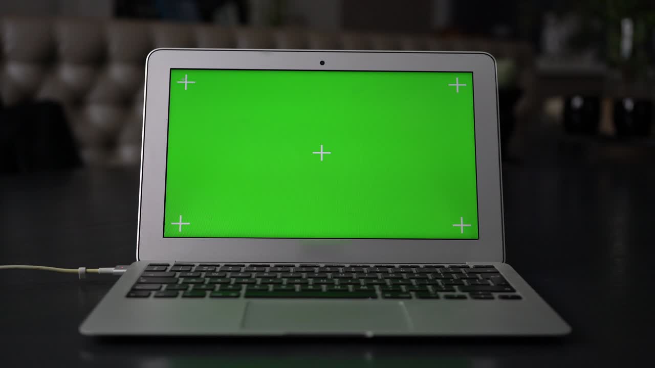 una computadora portátil moderna con chromakey y marcadores