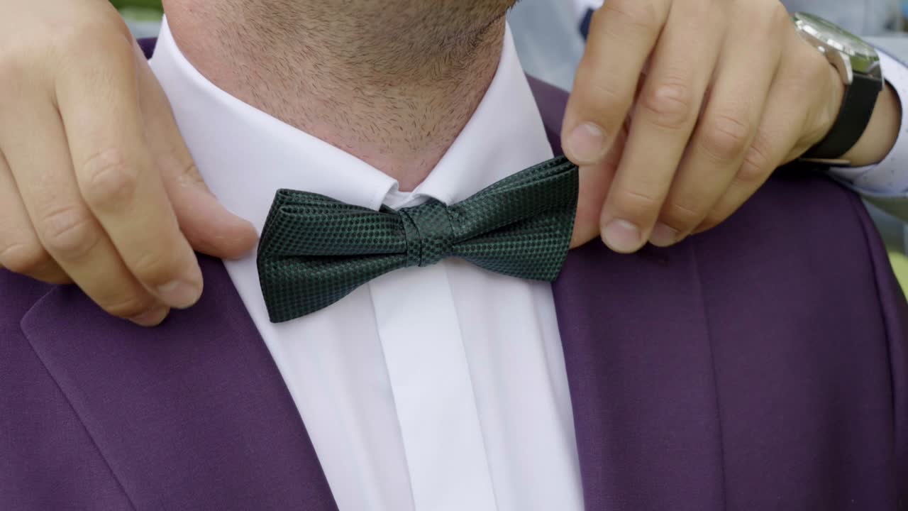 신부 는 결혼 준비 기간 에 신부 의 타이 를 조정 한다