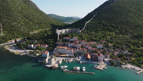 Toma-Aérea-De-La-Ciudad-De-Ston-En-Croacia,-Europa