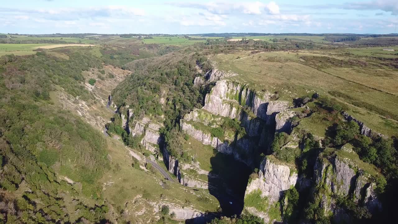 красивый вид с воздуха на горы в долине