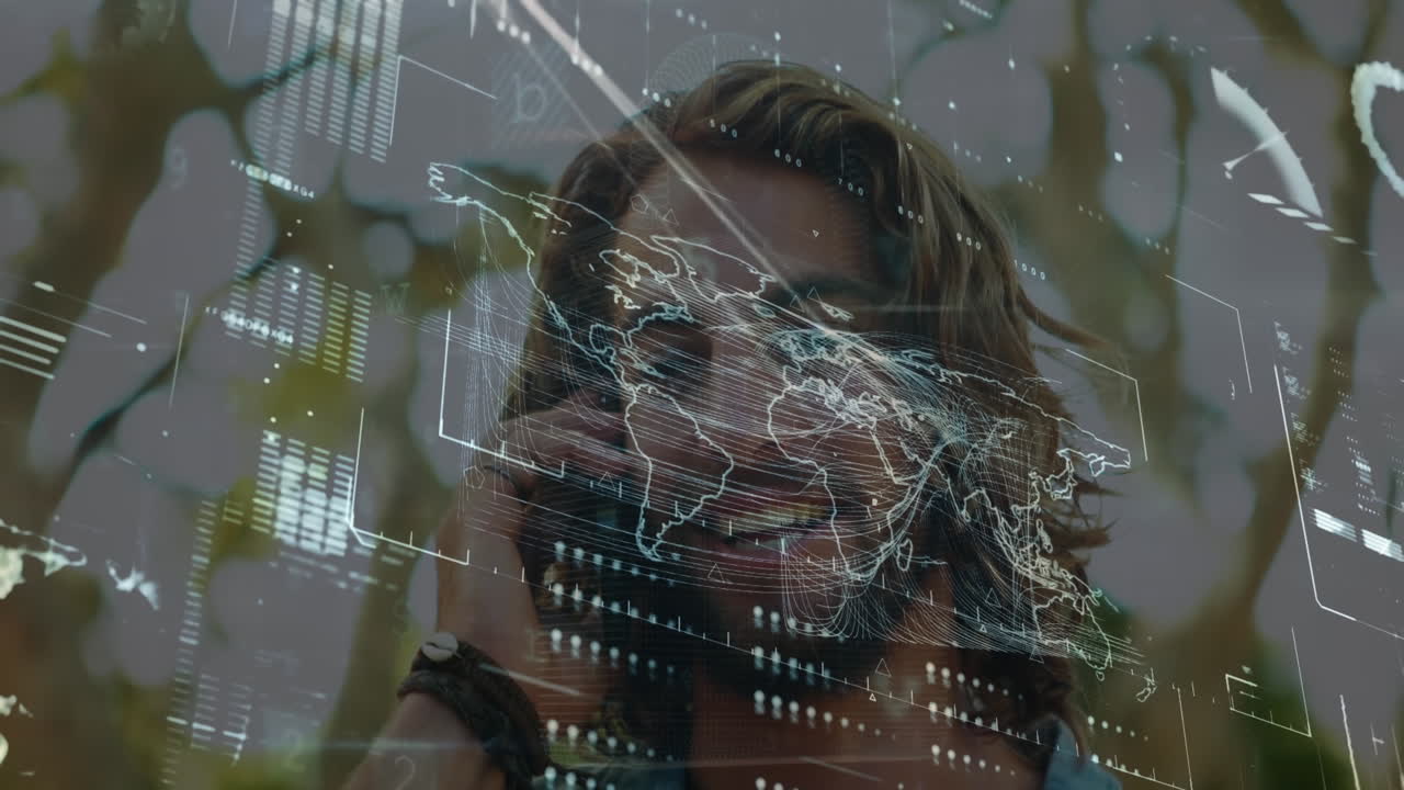 animación de la interfaz con el procesamiento de datos sobre el hombre caucásico hablando en el teléfono inteligente.