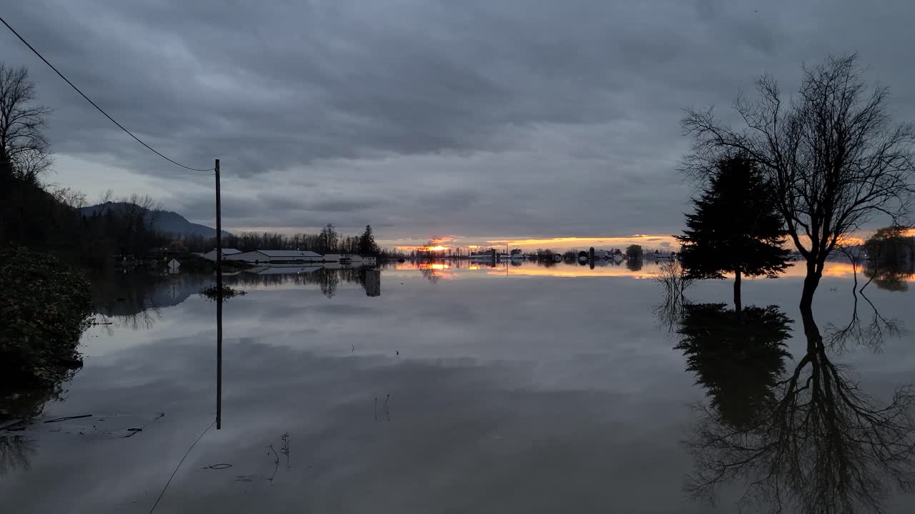 물 표면에 반사와 함께 일몰 동안 abbotsford에서 홍수의 옆으로 움직임