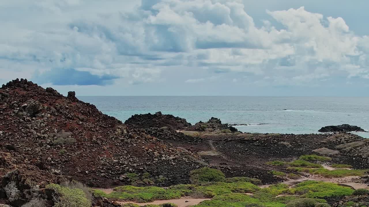 Descubriendo la costa rocosa y la vista al océano en las Islas Canarias, España.