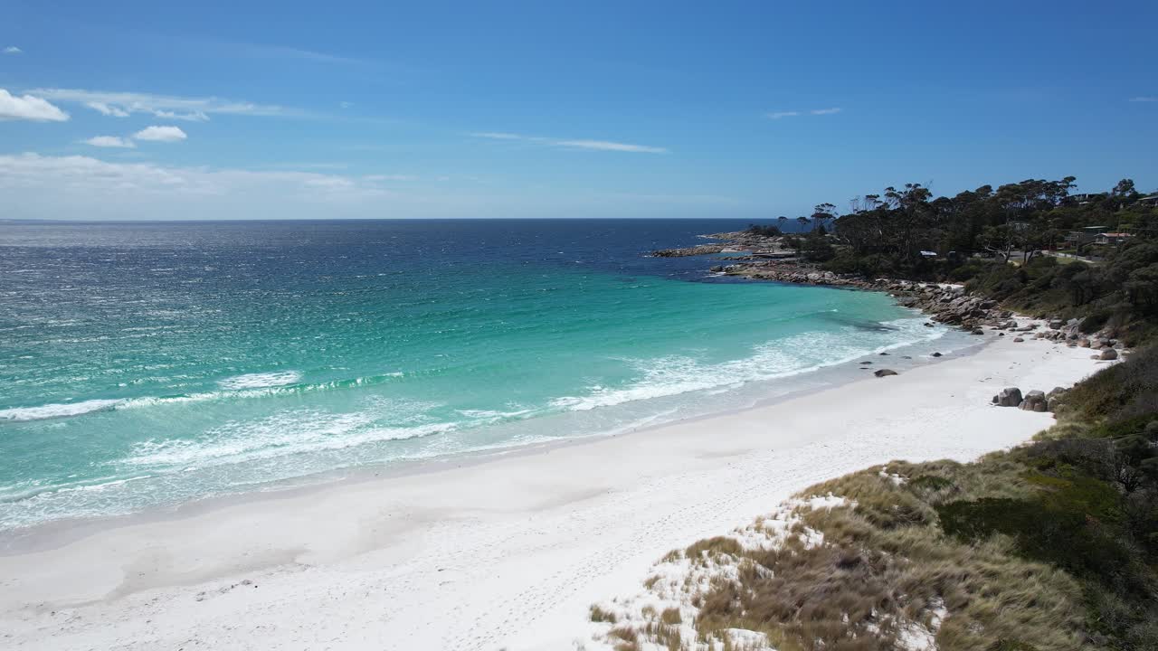 Paesaggio marino panoramico, insenatura di Binalong Bay Beach, Tasmania, Australia - Scatto con drone