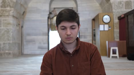 Muslim-man-in-masjid