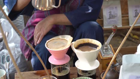 preparar café casero en las zonas rurales del norte de tailandia cerca de chiang mai