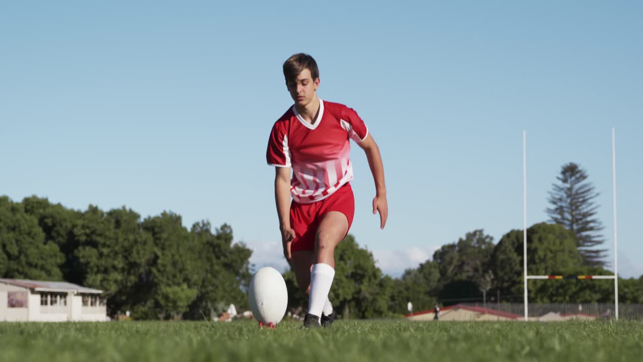 럭비 선수 가 럭비 공 을 던지고 있다