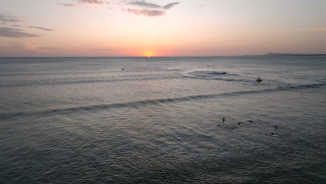 siente la emoción mientras dos motos acuáticas bailan en las olas en una impresionante puesta de sol frente a las costas de punta del este, uruguay