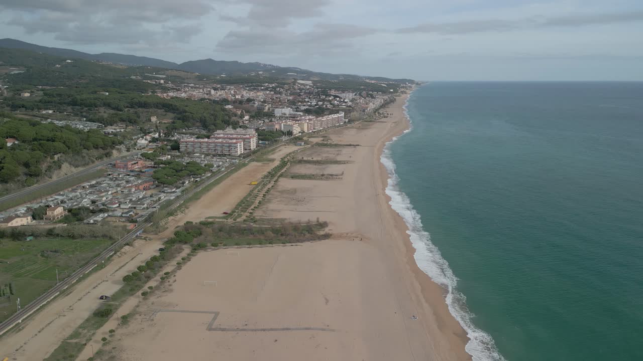 imágenes aéreas con drones de arenys de mar provincia de barcelona ciudad turística catalana con enormes playas mar mediterráneo