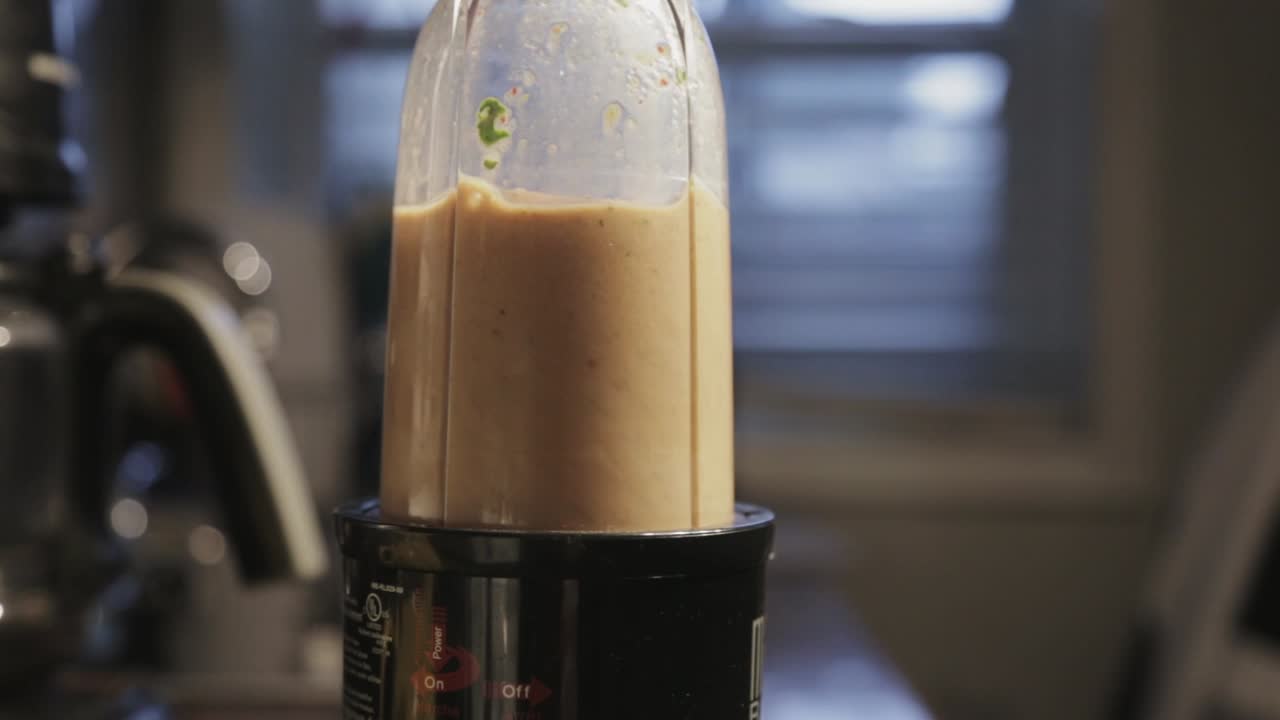 캐나다 토론토 - 총알 블렌더를 사용하여 처리된 스무디 - 클로즈업 샷