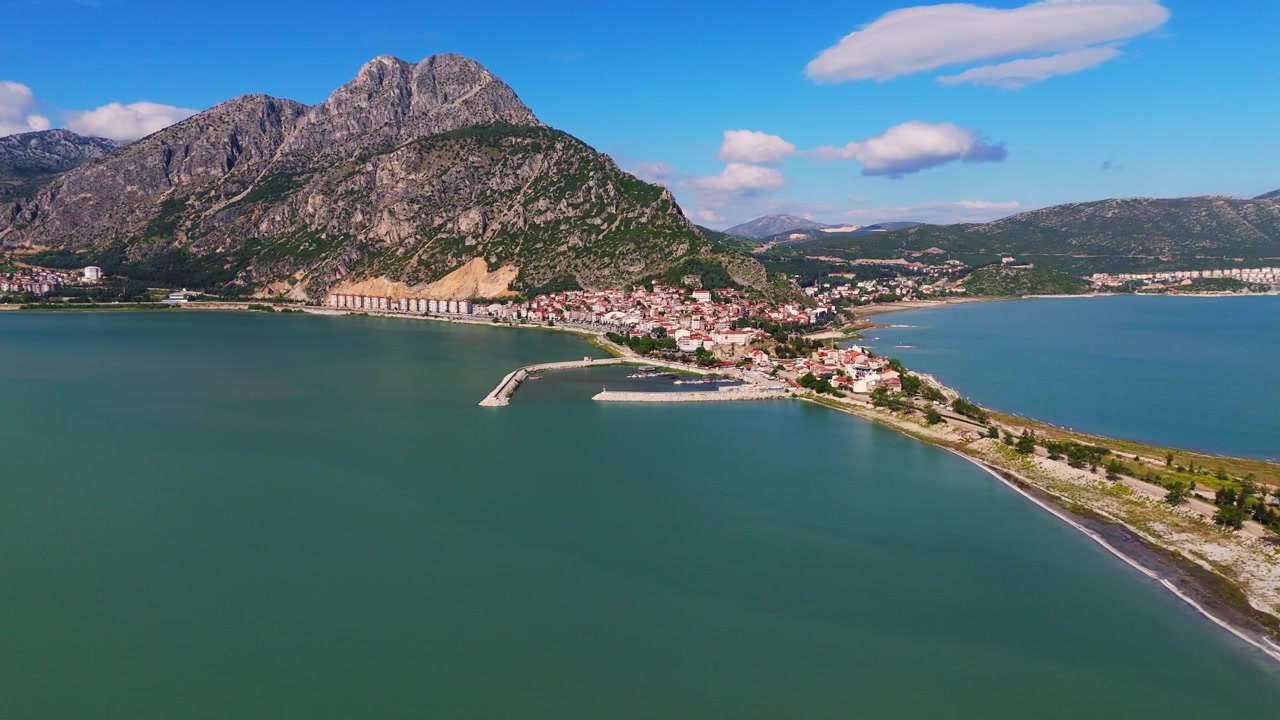Droneoptagelser af Egirdir-søen i Anatolien nær Isparta, Tyrkiet, en rejsedestination.