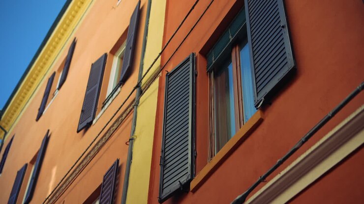 Edifício Italiano Colorido com Persianas