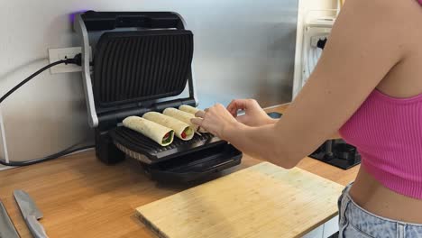 preparando deliciosas envolturas en una parrilla eléctrica