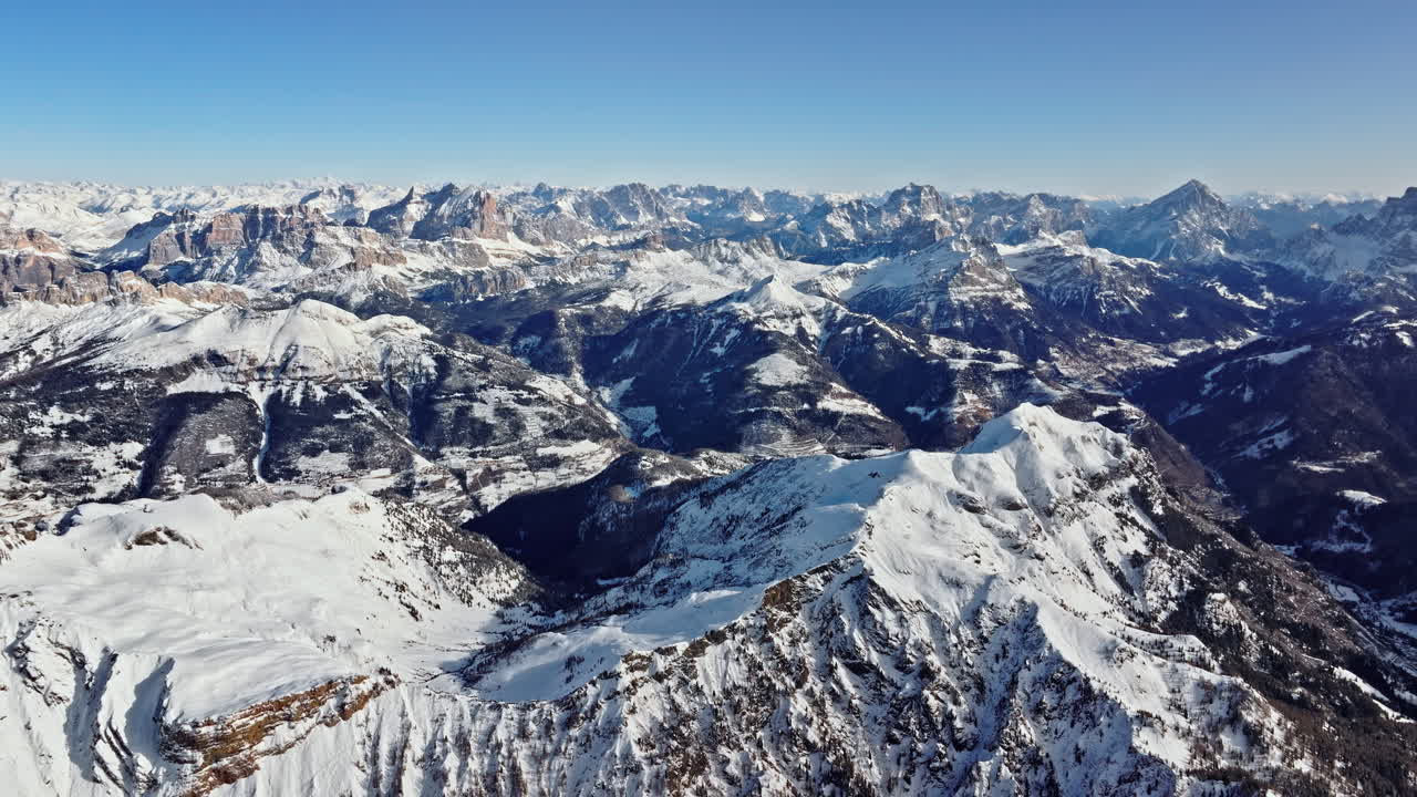 Vista aerea con drone del monte Marmolada nelle Dolomiti, Italia nord-orientale