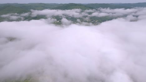 Clouds-and-fog-near-Jellico,-Tennessee-in-the-Cumberland-Mountains-with-drone-video-panning-left-to-right