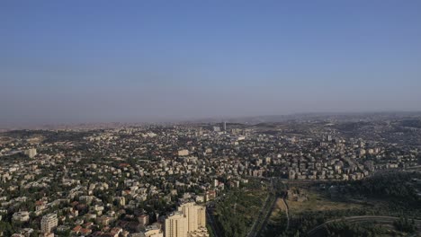 Toma-Aérea-Lejana-Del-área-Urbana-De-La-Ciudad-De-Jerusalén-Desde-El-Cielo,-Día-Despejado