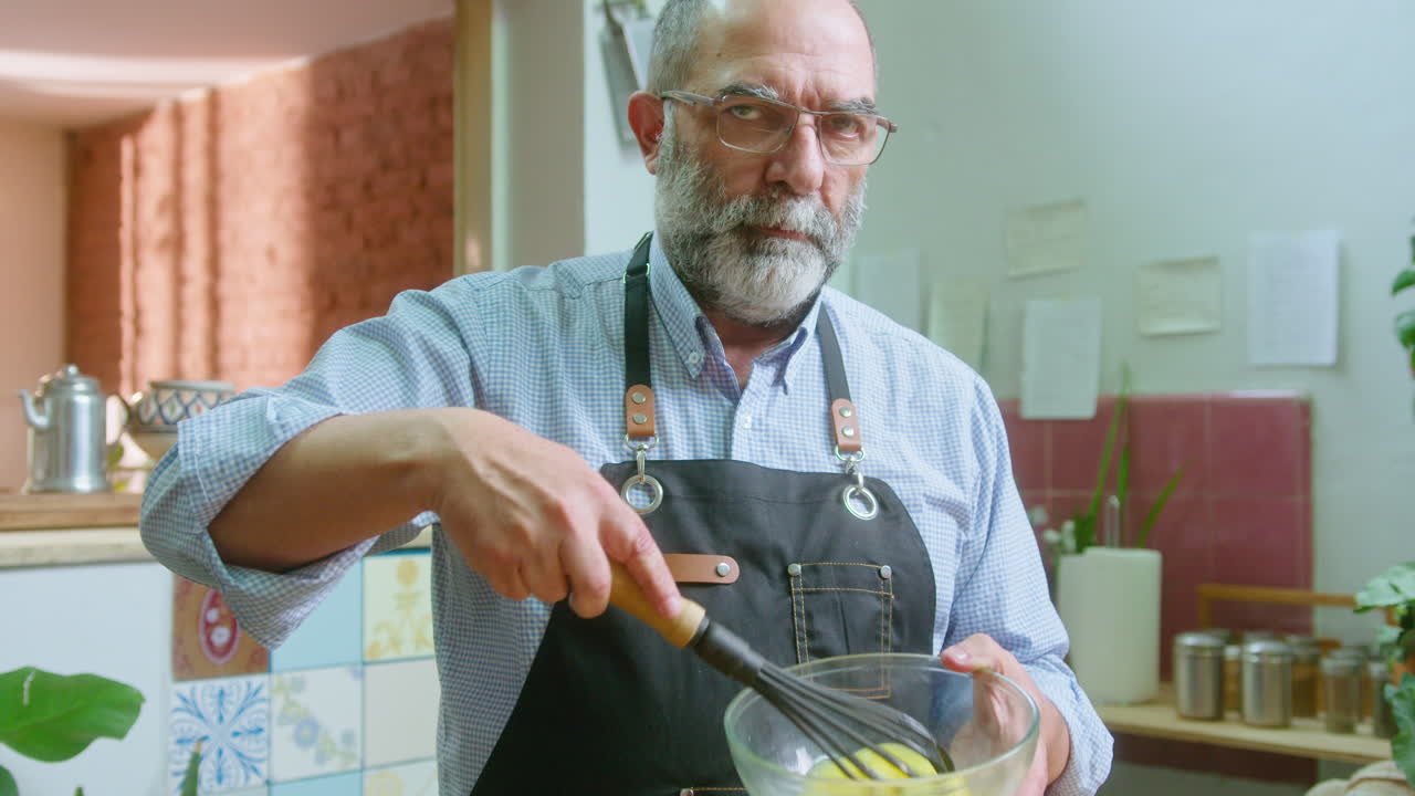 hombre cocinando en la cocina