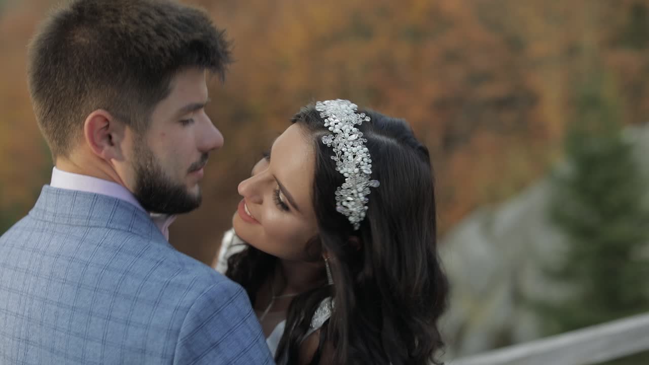 novio con la novia en una colina de la montaña en el bosque. pareja de bodas