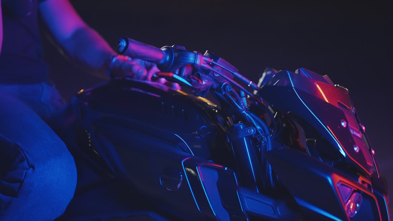 Nærbillede af en motorcykel i neonlys