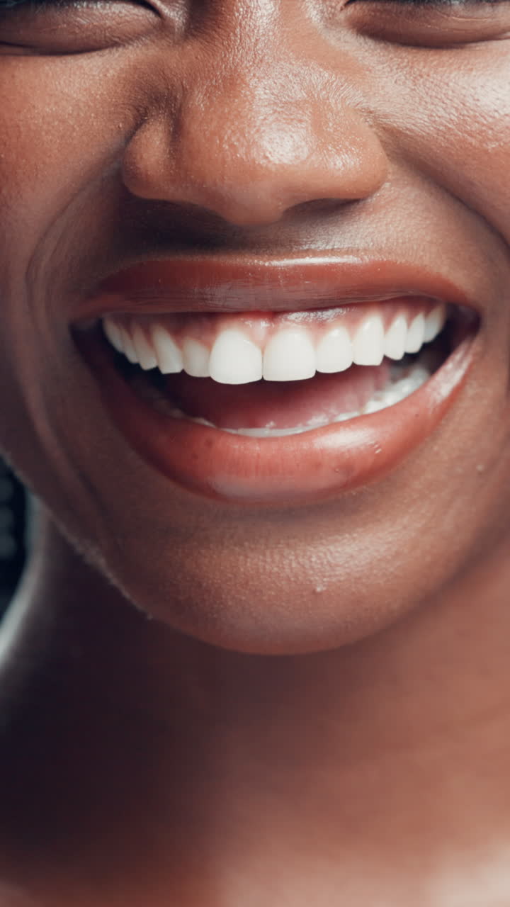 Primo piano di una persona felice che sorride e mostra i denti bianchi