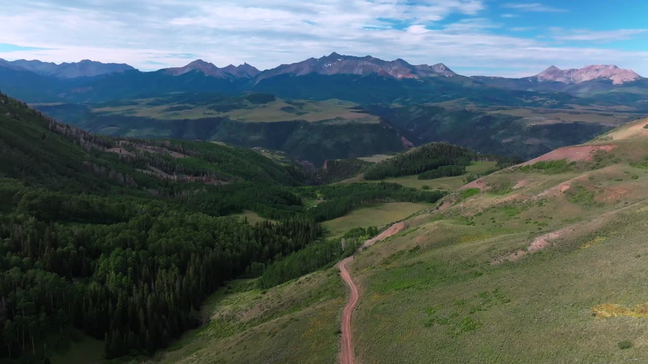 telluride aeropuerto drone aéreo último dólar carretera colorado rocoso estación de esquí san juan cordillera ciudad verano suciedad cuatro ruedas de tracción acampada vista paisaje ovejas pastando tierra hacia adelante pan up movimiento