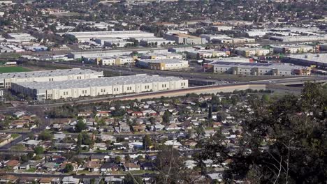 Alejarse-Del-área-Industrial-Y-Suburbana-Desde-Lo-Alto-De-Una-Montaña