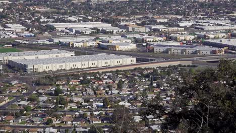 alejarse del área industrial y suburbana desde lo alto de una montaña