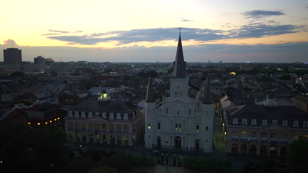 세인트루이스 대성당의 해가 지는 뉴올리언스