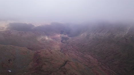 Drone-Disparó-Volando-Hacia-Adelante-A-Través-De-La-Niebla-Con-El-Paisaje-Debajo,-Helvellyn,-Distrito-De-Los-Lagos,-Cumbria,-Reino-Unido